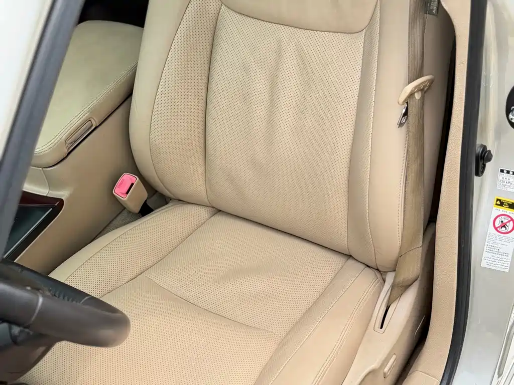Crown 3.0 L Royal Saloon