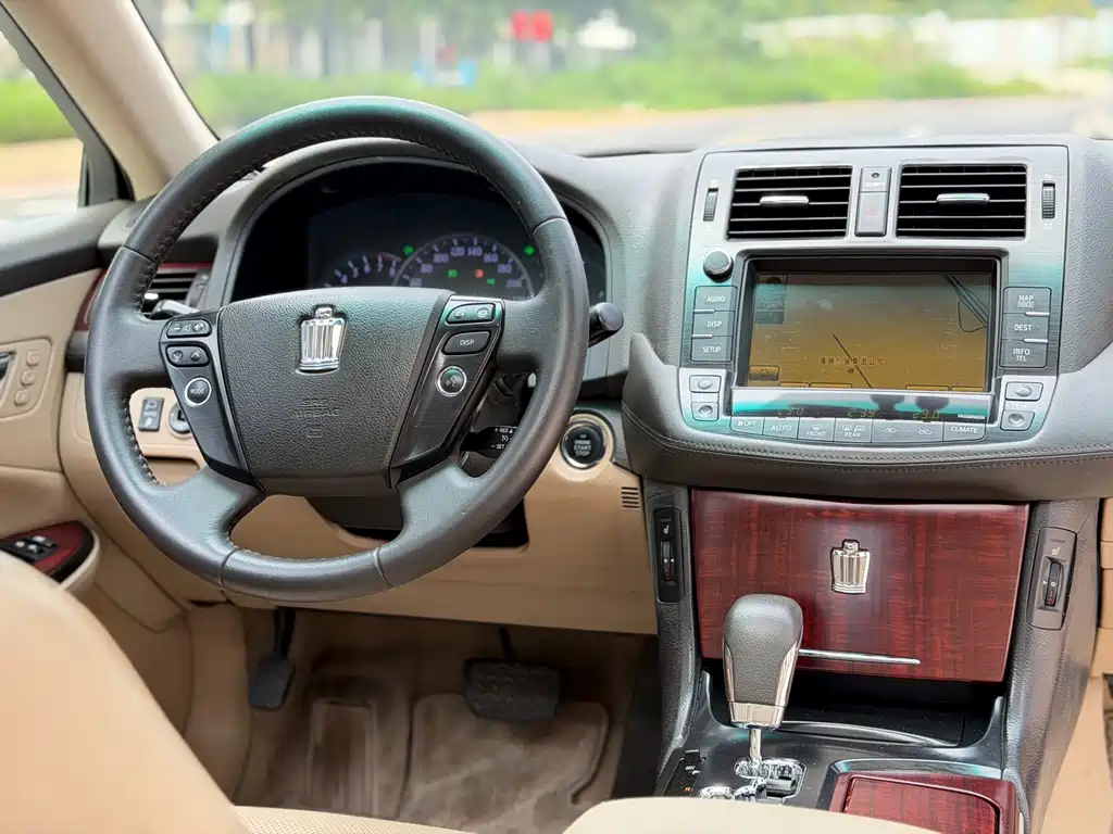 Crown 3.0 L Royal Saloon