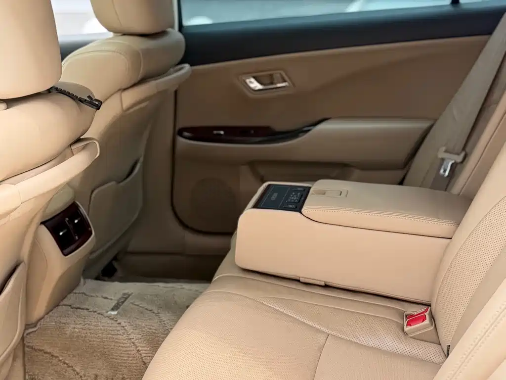Crown 3.0 L Royal Saloon