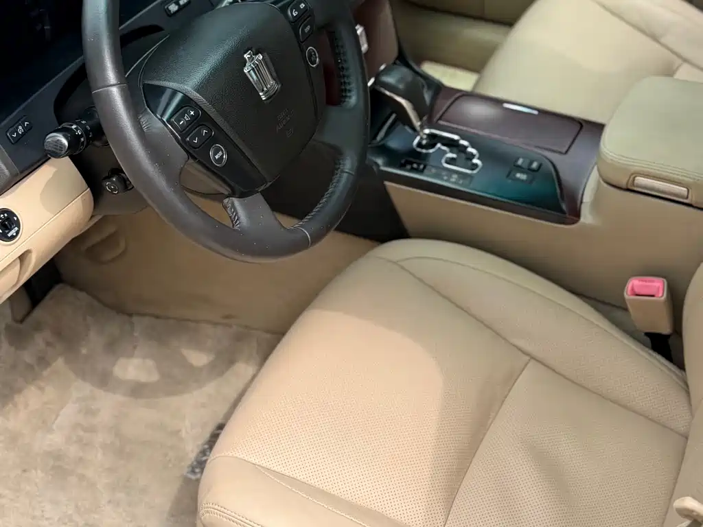 Crown 3.0 L Royal Saloon
