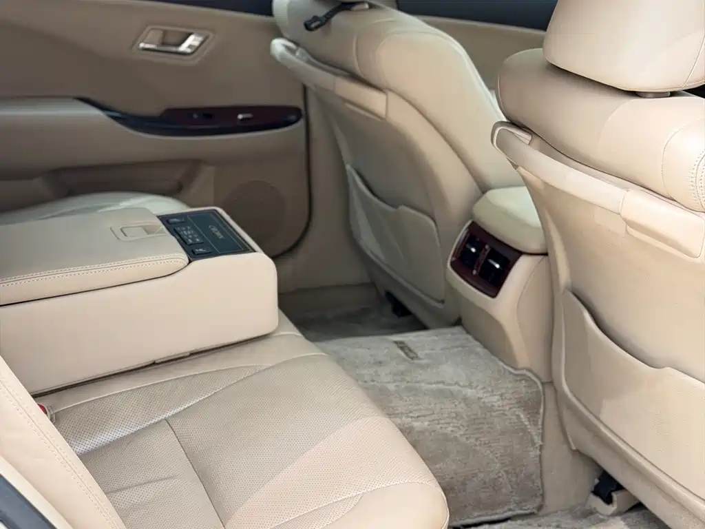 Crown 3.0 L Royal Saloon