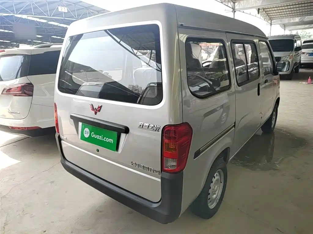 Wuling Zhiguang 1.5 L Utility 5 7-seat