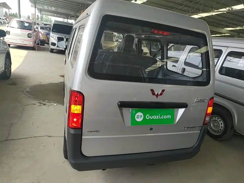 Wuling Zhiguang 1.5 L Utility 5 7-seat