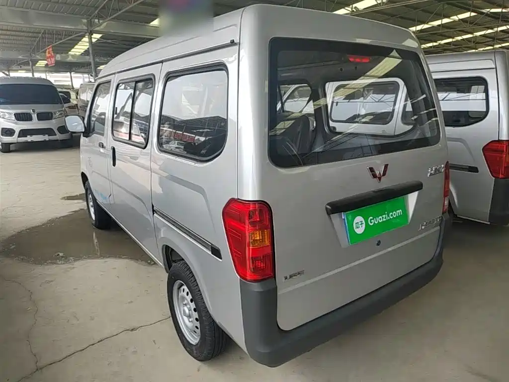Wuling Zhiguang 1.5 L Utility 5 7-seat