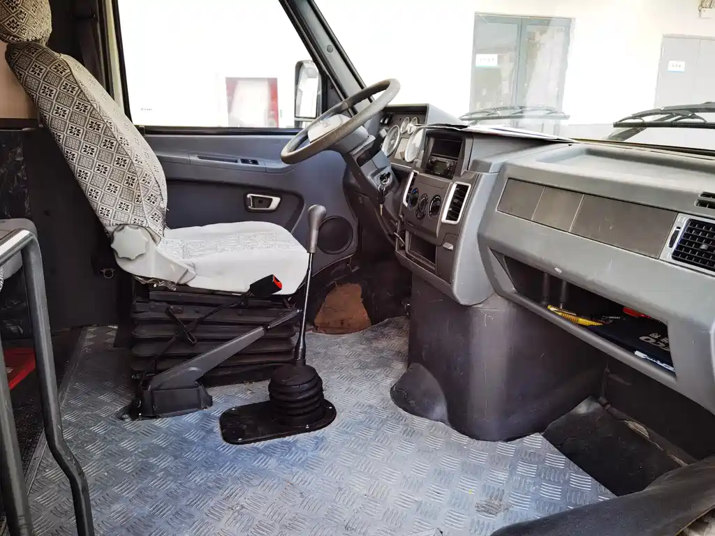 Iveco Deyi 依维柯得意 2014款 2.8 T-V 40 NJ5044 XXY3 A43 S4