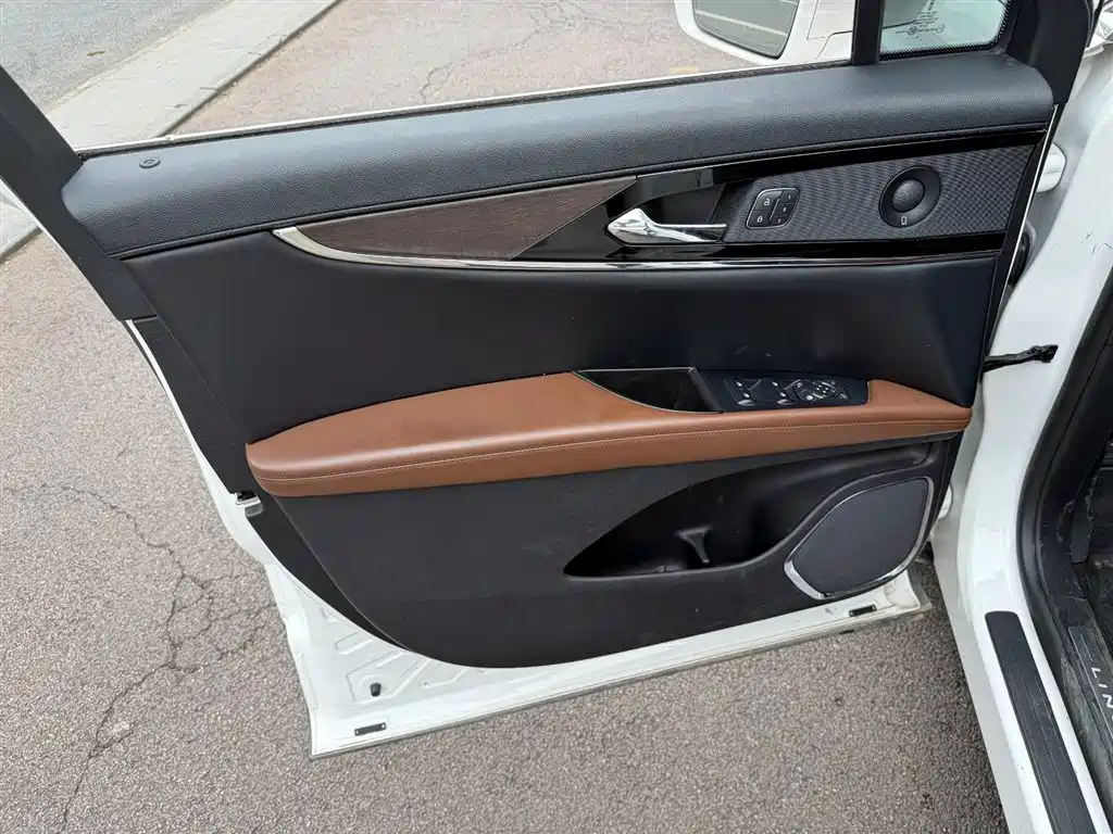 Nautilus 2.7 T 4 WD Honor Shine