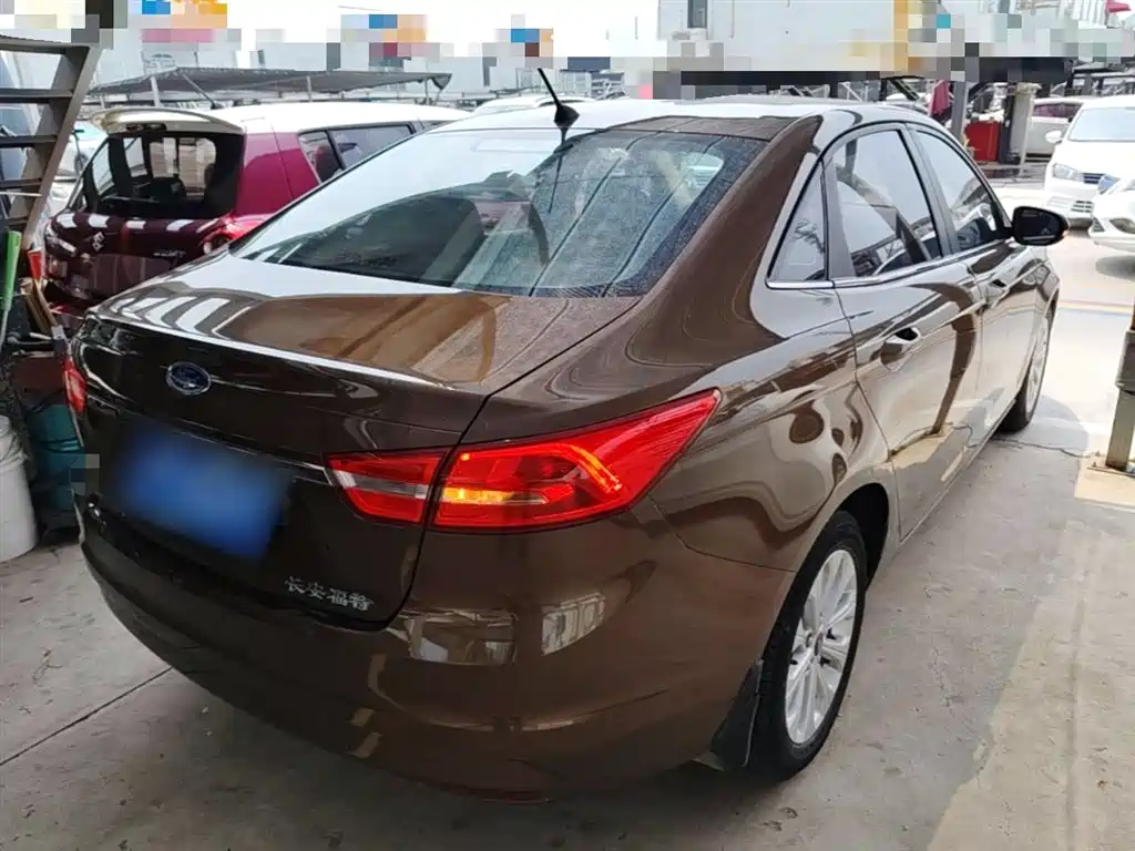 Escort 1.5 L Manual Fashion