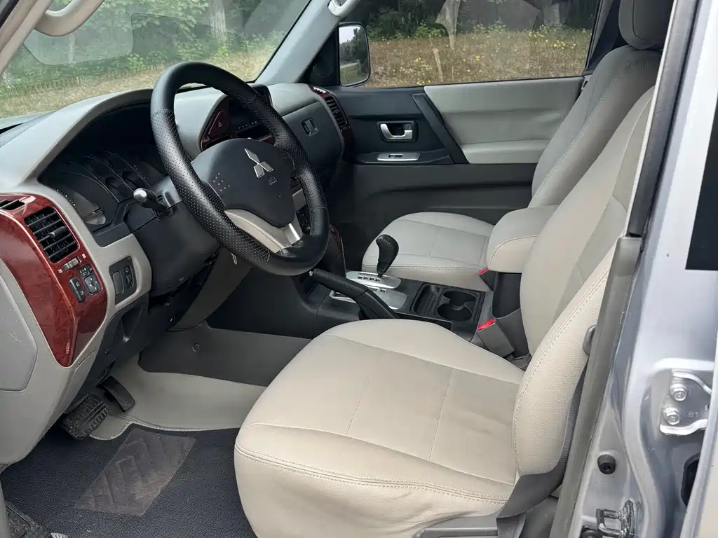 Pajero V73 3.0 L AT GLS