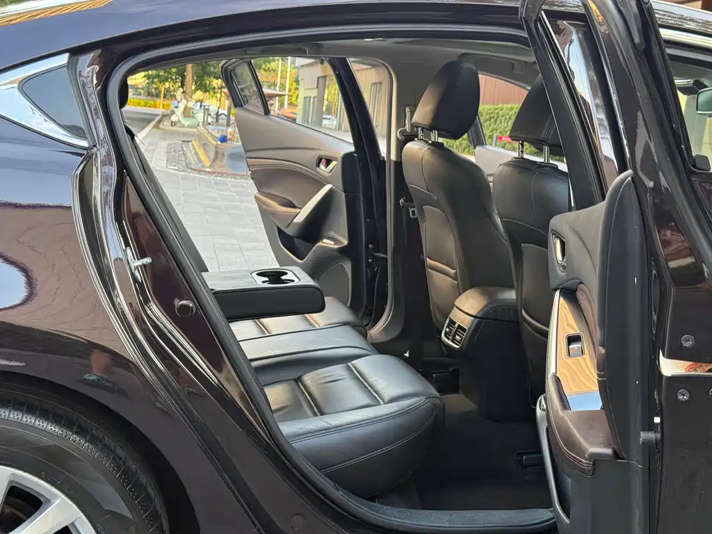 Atenza 2.0 L Blue Sky Luxury