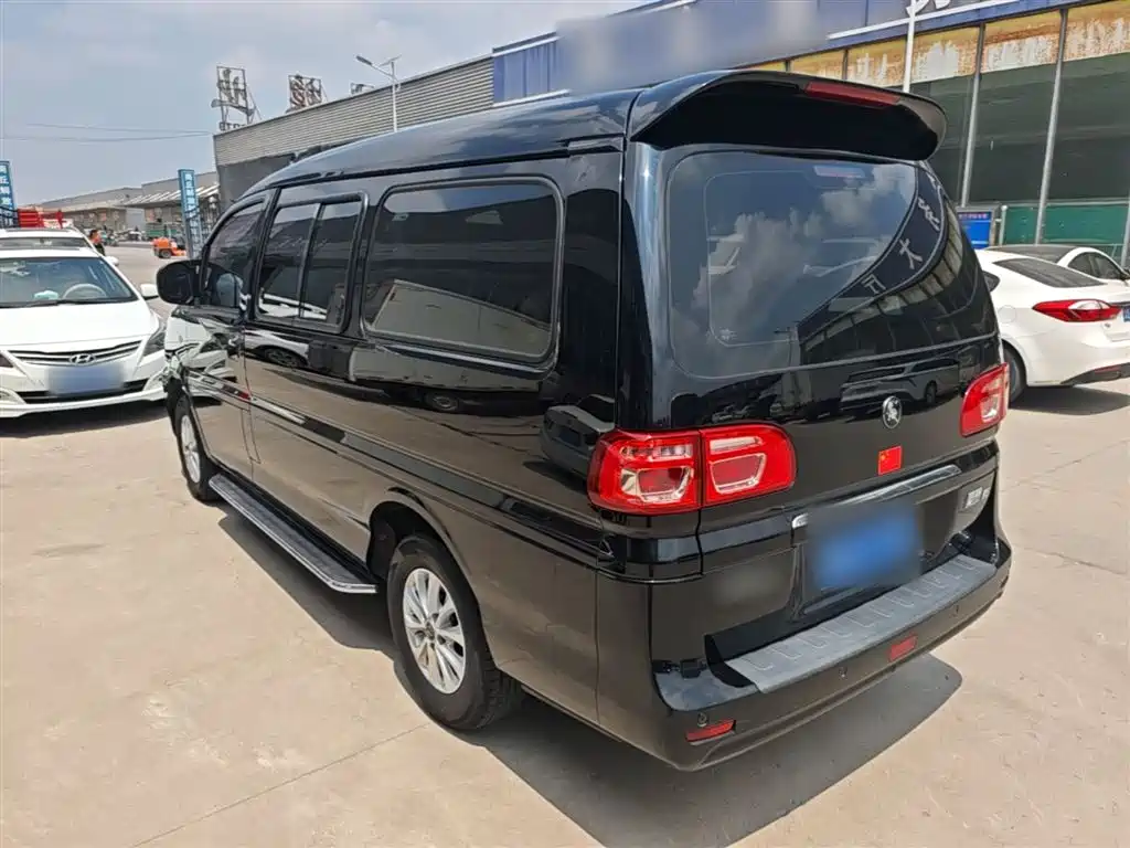 Lingzhi M5 L 1.6 L Basic 7-seat