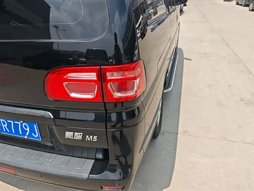 Lingzhi M5 L 1.6 L Basic 7-seat
