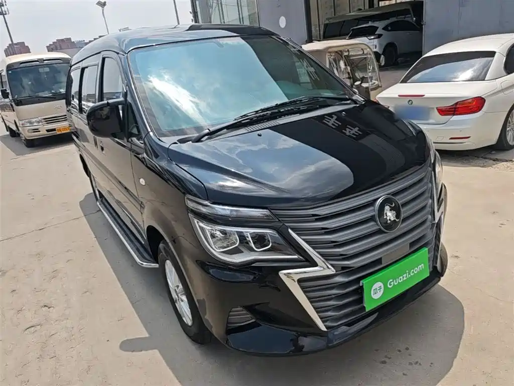 Lingzhi M5 L 1.6 L Basic 7-seat