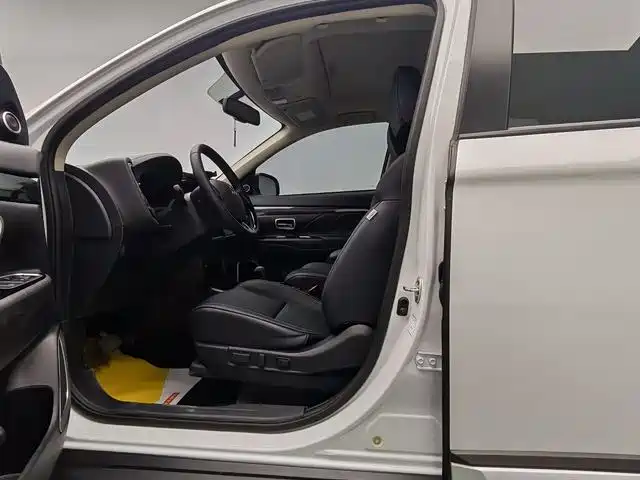 Outlander 2.0 L 2 WD Smooth Enjoyment 5-seat