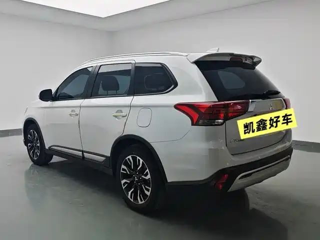 Outlander 2.0 L 2 WD Smooth Enjoyment 5-seat