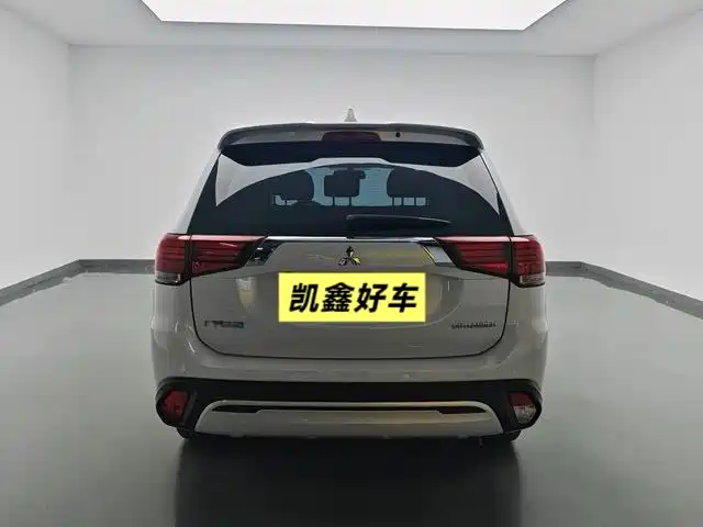 Outlander 2.0 L 2 WD Smooth Enjoyment 5-seat