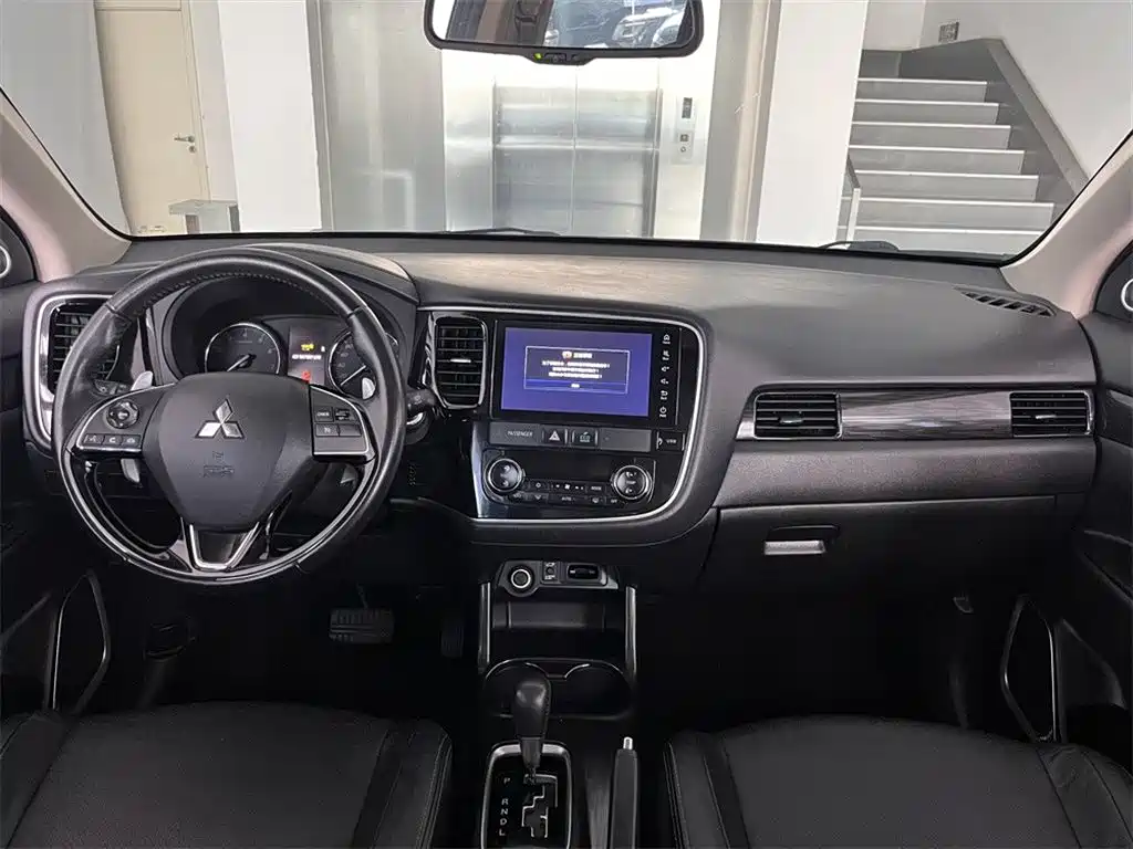 Outlander 2.4 L 4 WD Luxury 7-seat