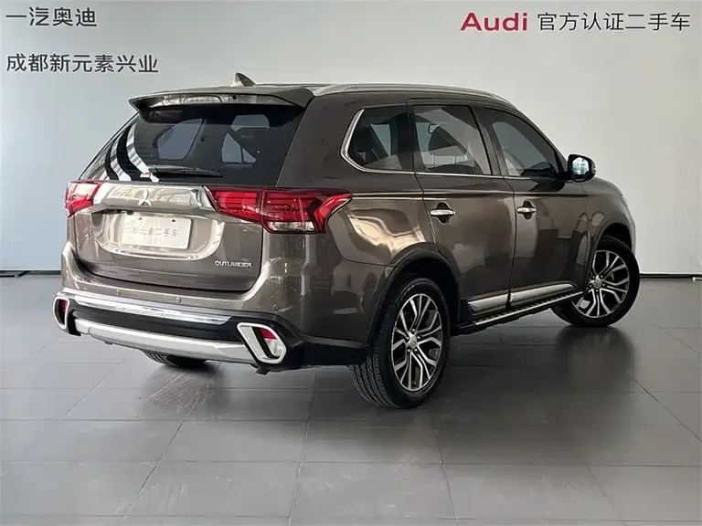 Mitsubishi Outlander 2.4 L 4 WD Luxury 7-seat