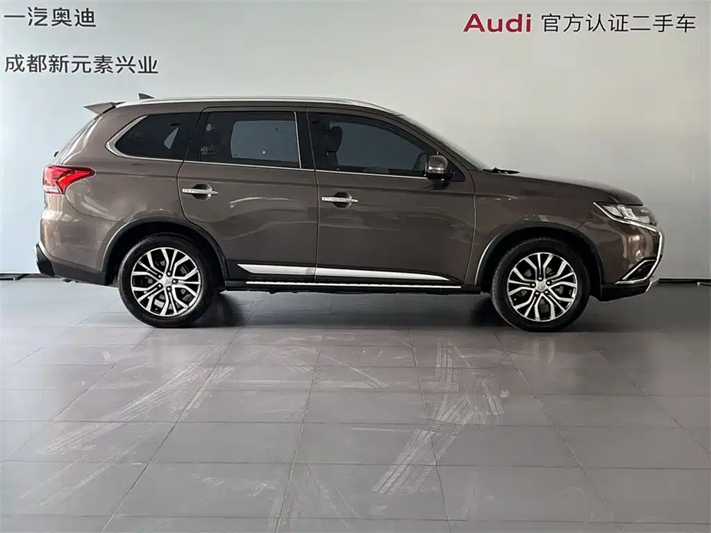 Outlander 2.4 L 4 WD Luxury 7-seat