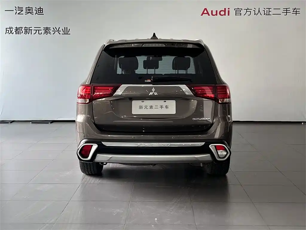 Outlander 2.4 L 4 WD Luxury 7-seat