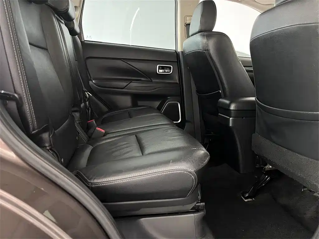 Outlander 2.4 L 4 WD Luxury 7-seat