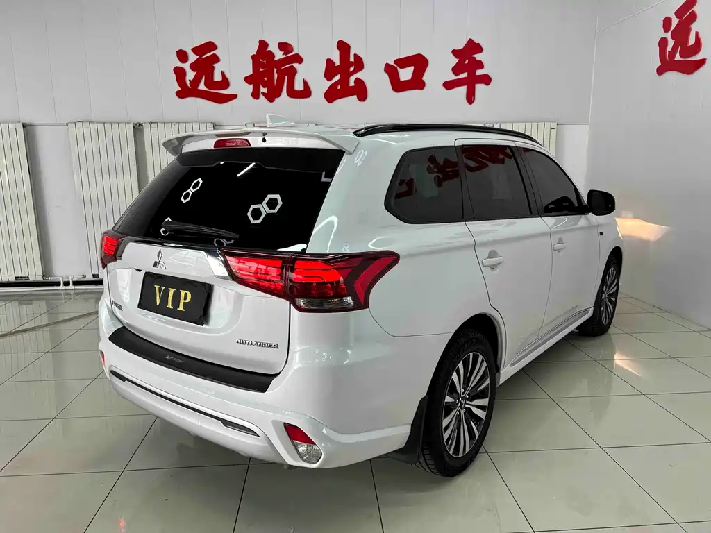 Outlander Facelift 2.0 L 2 WD Smooth Travel 5-seat