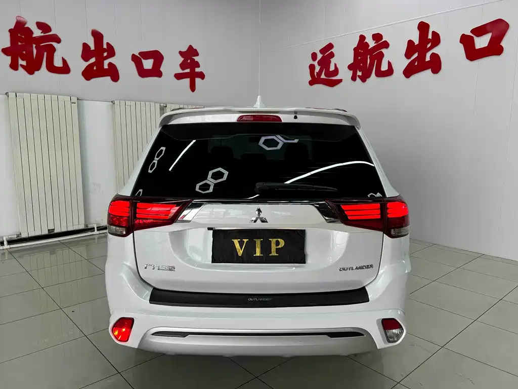 Outlander Facelift 2.0 L 2 WD Smooth Travel 5-seat