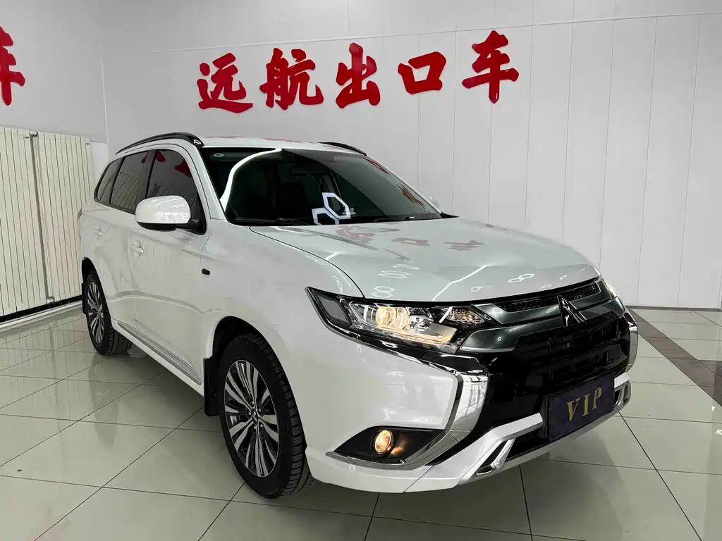 Outlander Facelift 2.0 L 2 WD Smooth Travel 5-seat