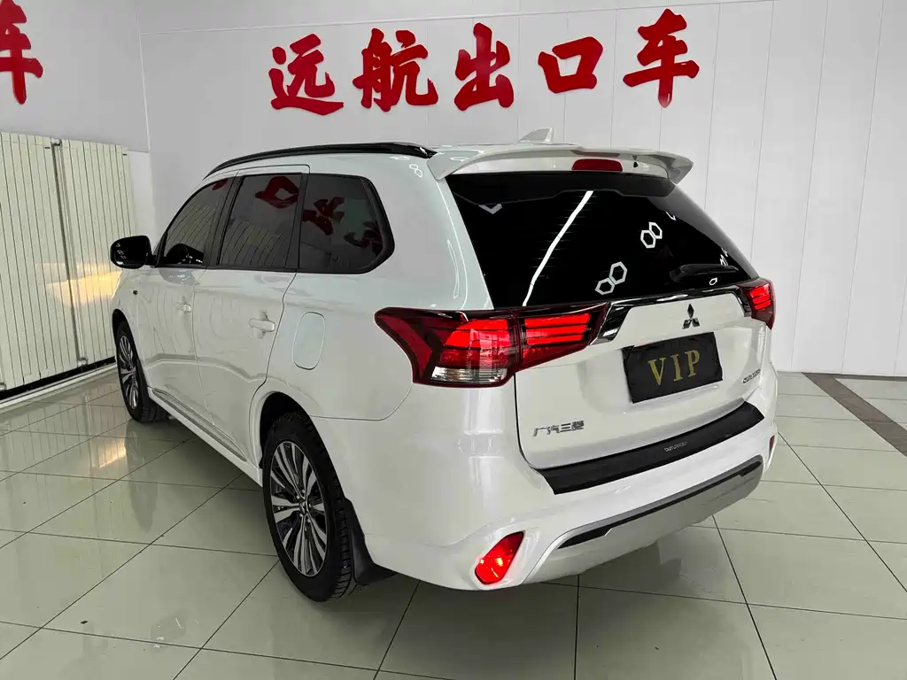 Outlander Facelift 2.0 L 2 WD Smooth Travel 5-seat