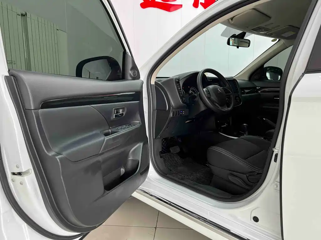 Outlander Facelift 2.0 L 2 WD Smooth Travel 5-seat