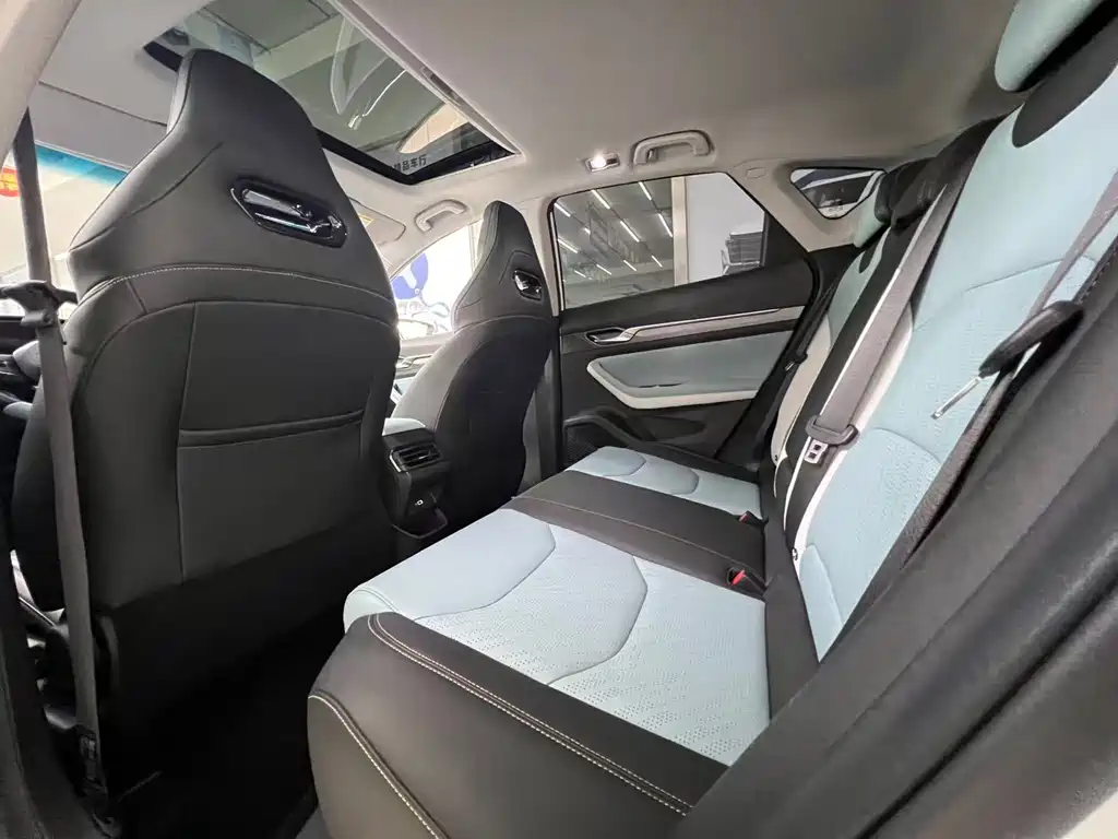 Emgrand S 1.4 T CVT Crossover Player