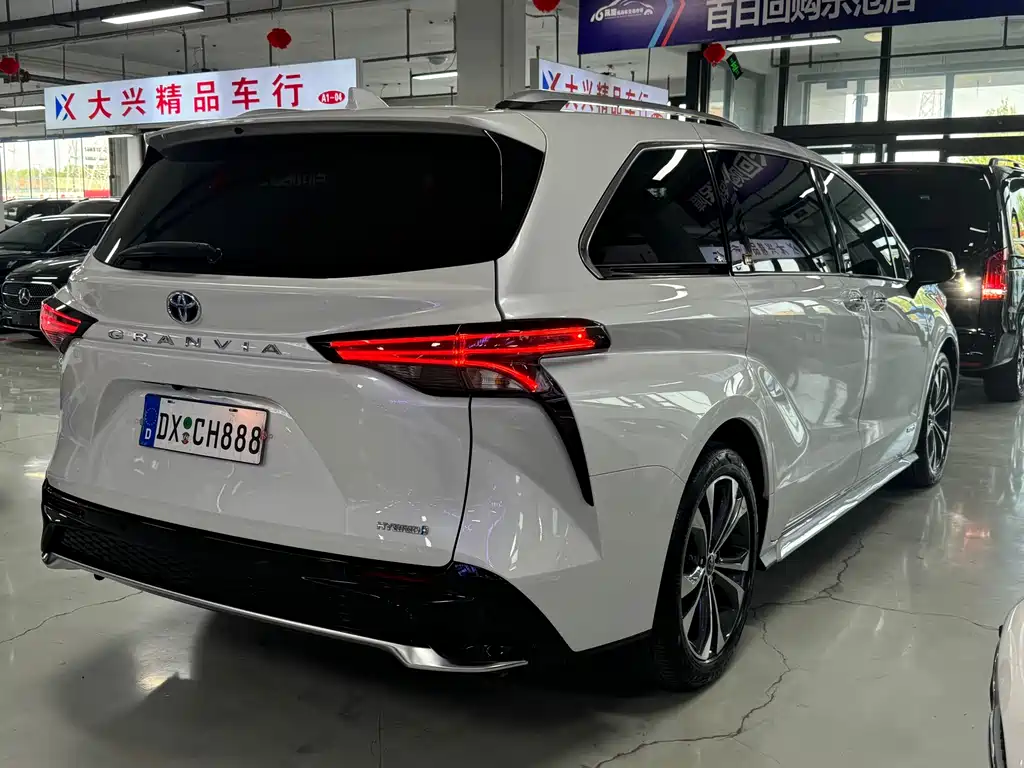 Granvia 2.5 L Hybrid Noble VIP
