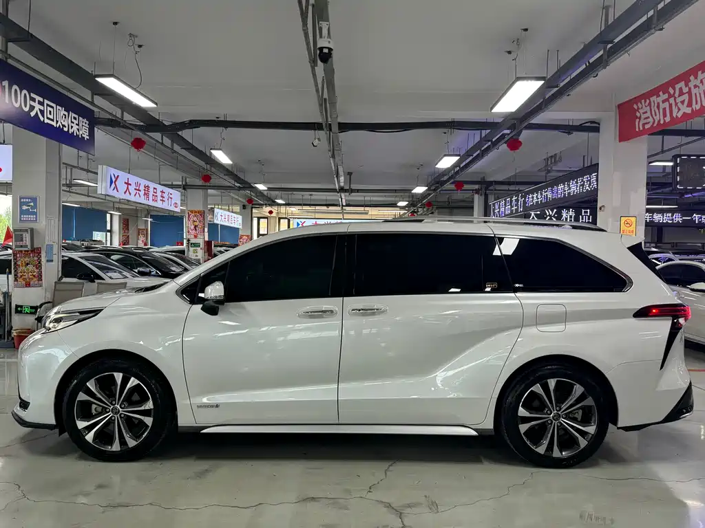 Granvia 2.5 L Hybrid Noble VIP