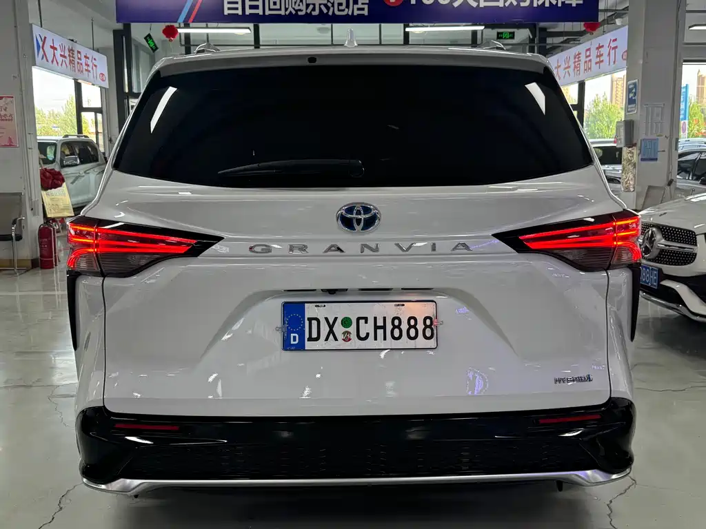 Granvia 2.5 L Hybrid Noble VIP