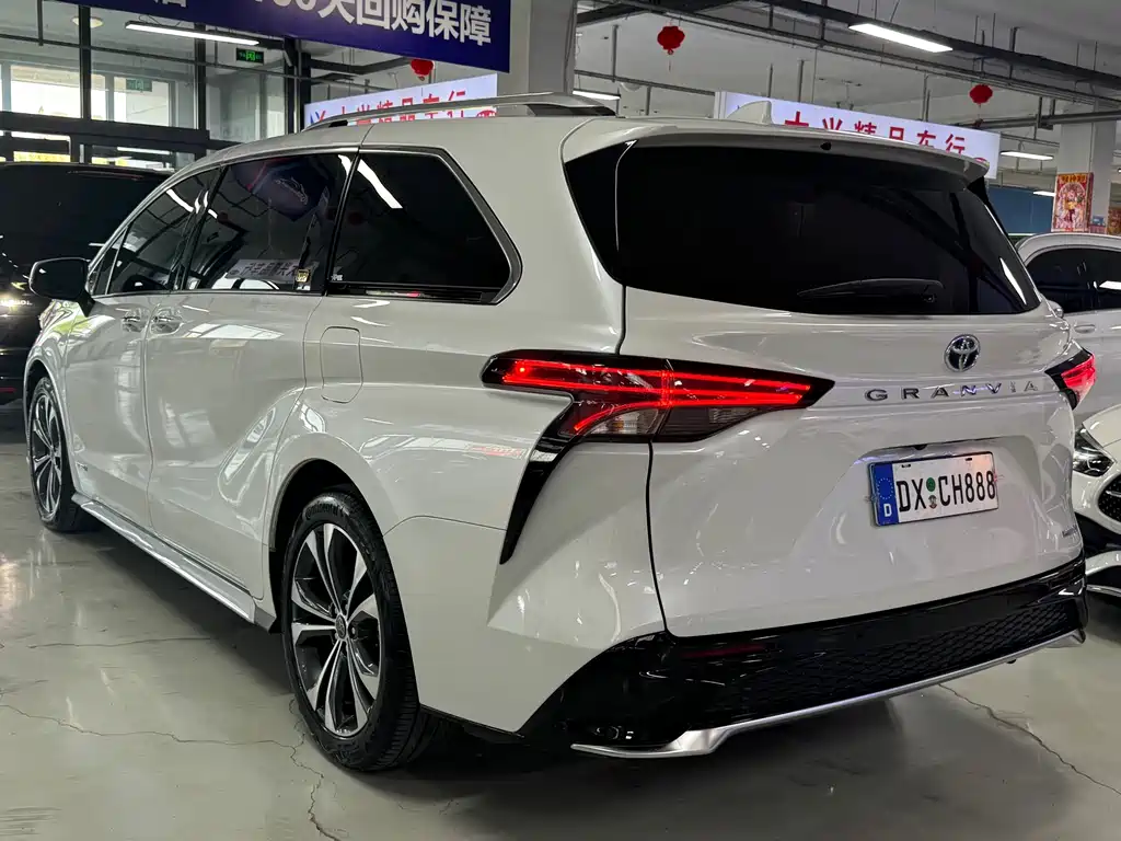 Granvia 2.5 L Hybrid Noble VIP