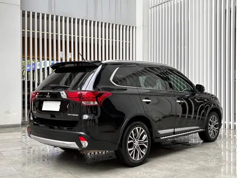 Mitsubishi Outlander 2.4 L 4 WD Elite 5-seat