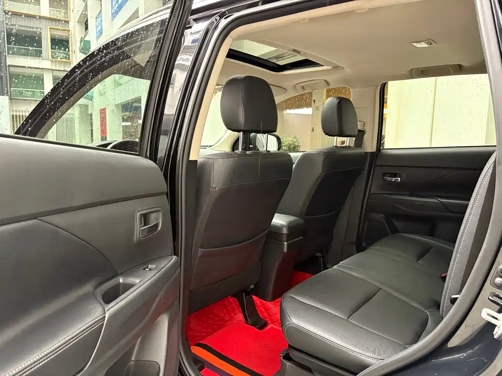 Outlander 2.4 L 4 WD Elite 5-seat