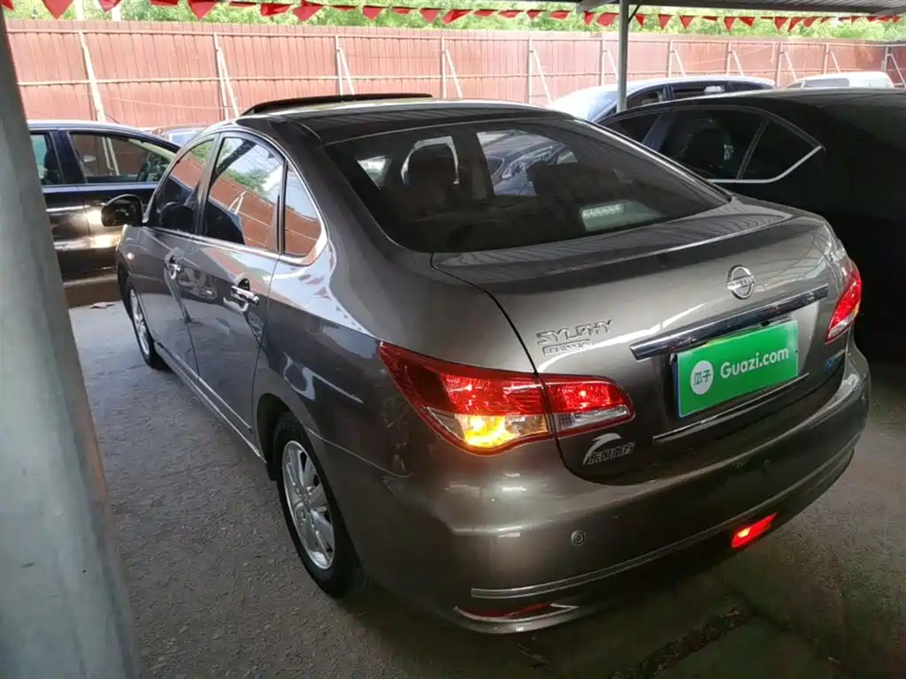 Sylphy Classic 1.6 XE+ CVT Connected Leading