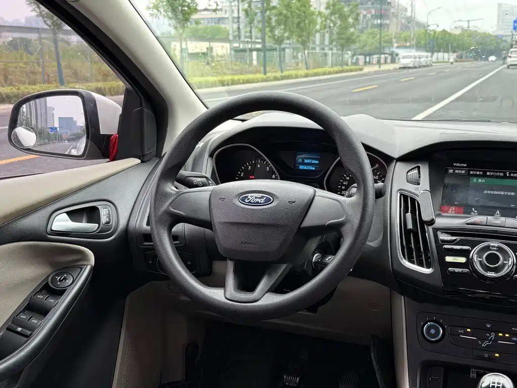 Focus 福克斯 2017款 三厢 1.6 L 手动舒适型智行版
