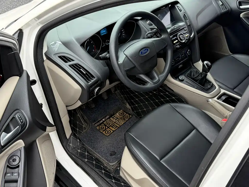 Focus 福克斯 2017款 三厢 1.6 L 手动舒适型智行版