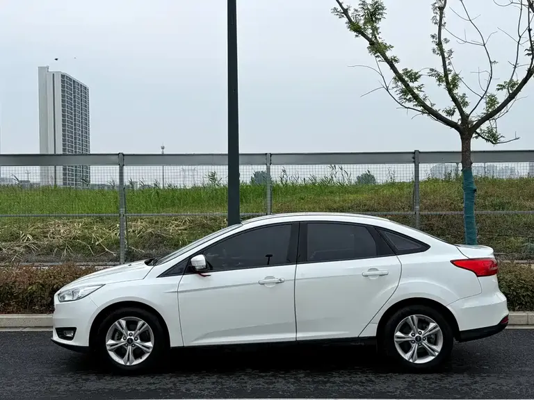 Ford Focus 福克斯 2017款 三厢 1.6 L 手动舒适型智行版