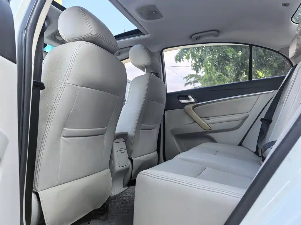 Emgrand Sedan 1.5 L CVT Upward