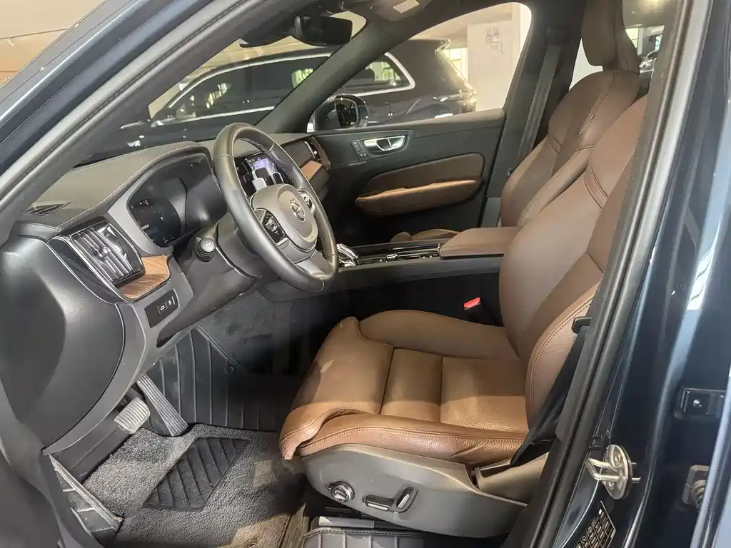 Volvo XC60 PHEV PHEV Hybrid Long Range 4 WD Smart Vision Luxury