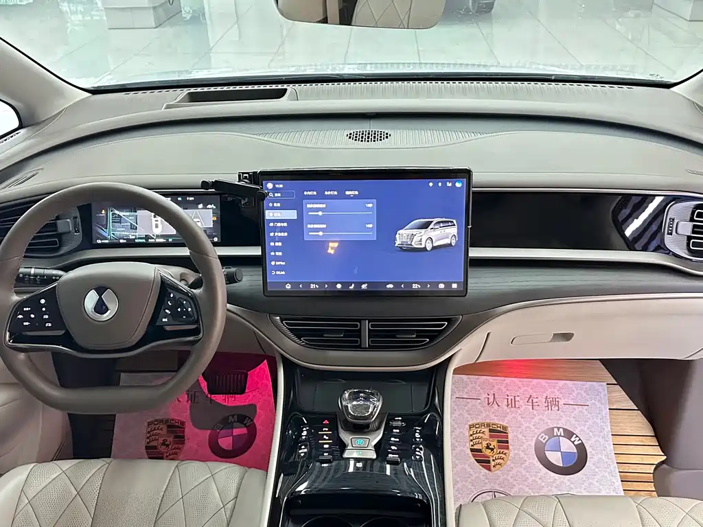 Denza D9 DM-i 970 4 WD Honored