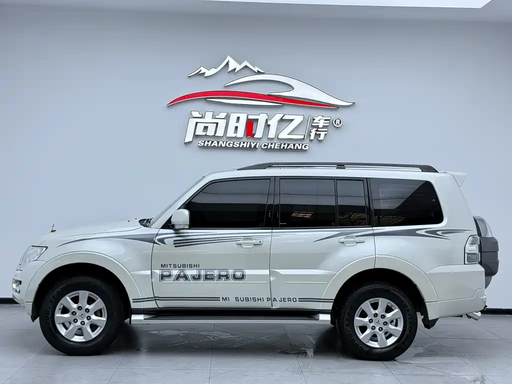 Pajero (Import) 3.0 L Auto Luxury
