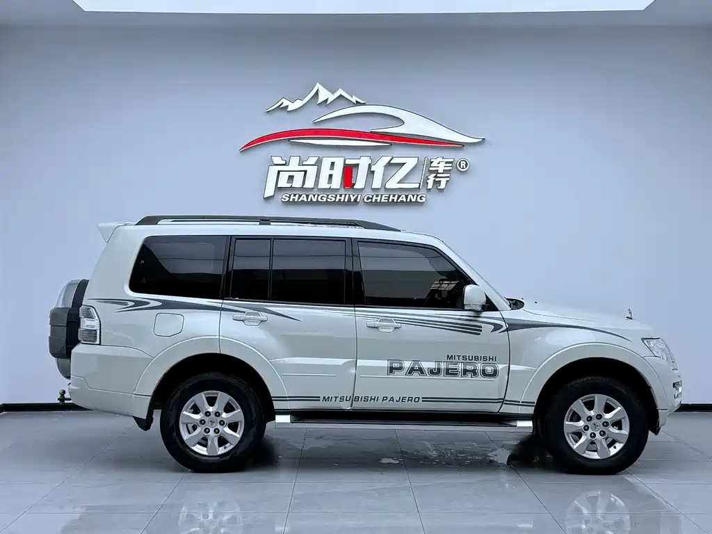 Pajero (Import) 3.0 L Auto Luxury