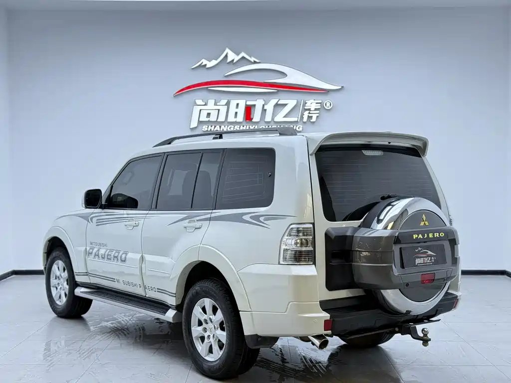 Pajero (Import) 3.0 L Auto Luxury