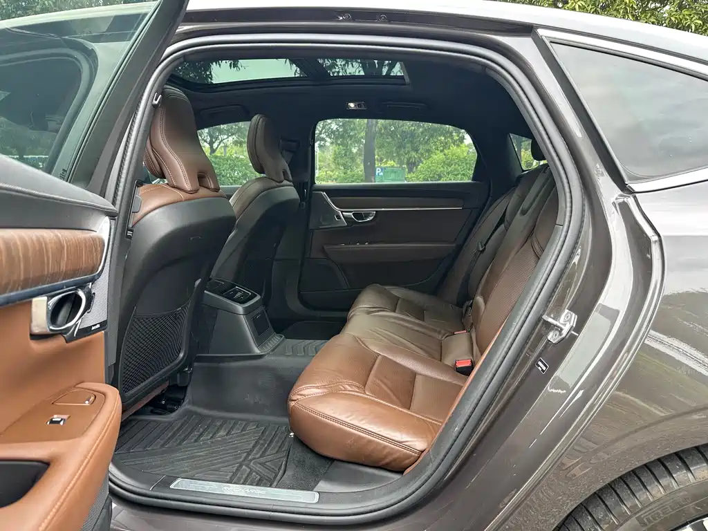 Volvo S90 PHEV 沃尔沃S90插电式混动 2021款 T8 E驱混动 智雅豪华版