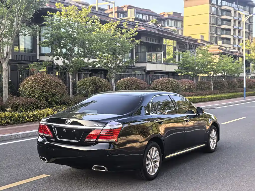 Crown 2.5 L Royal Leather