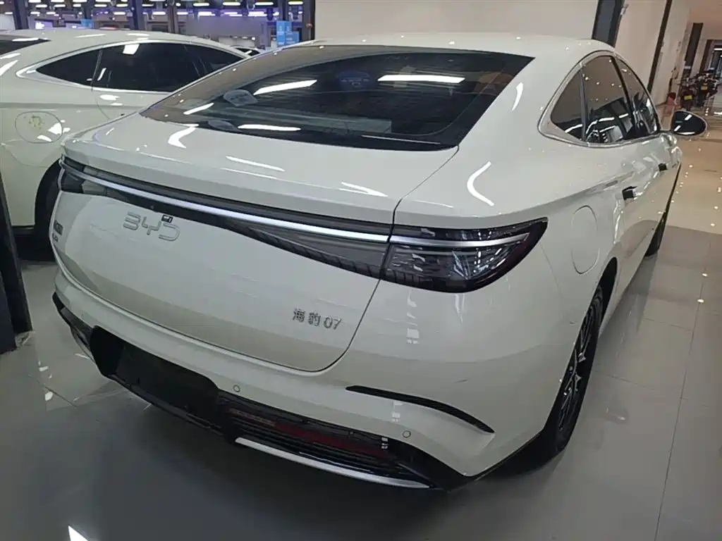 Seal 07 DM-i DM-i 1.5 L 70 km Elite