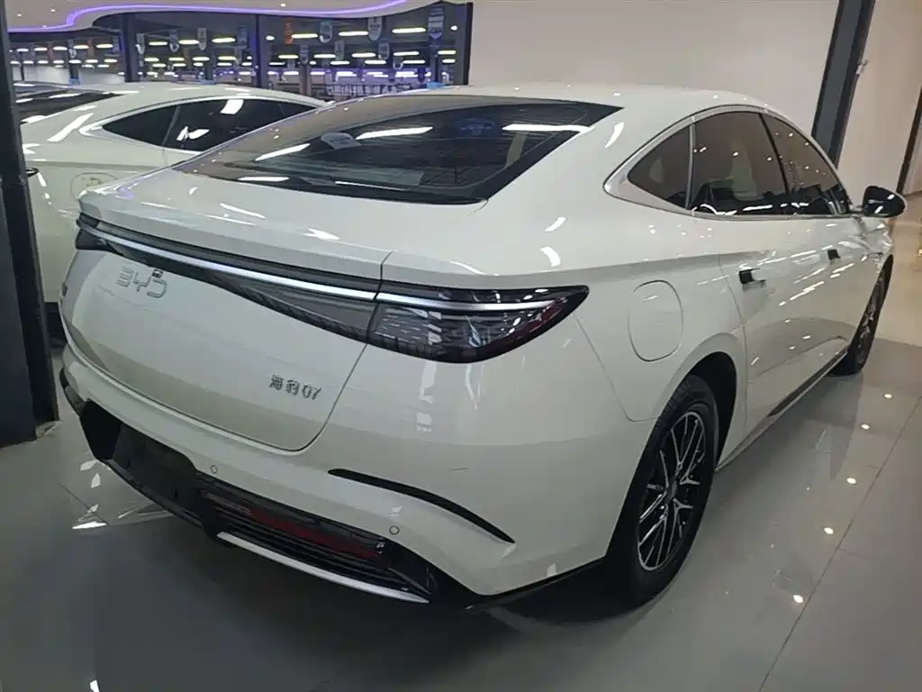 Seal 07 DM-i DM-i 1.5 L 70 km Elite